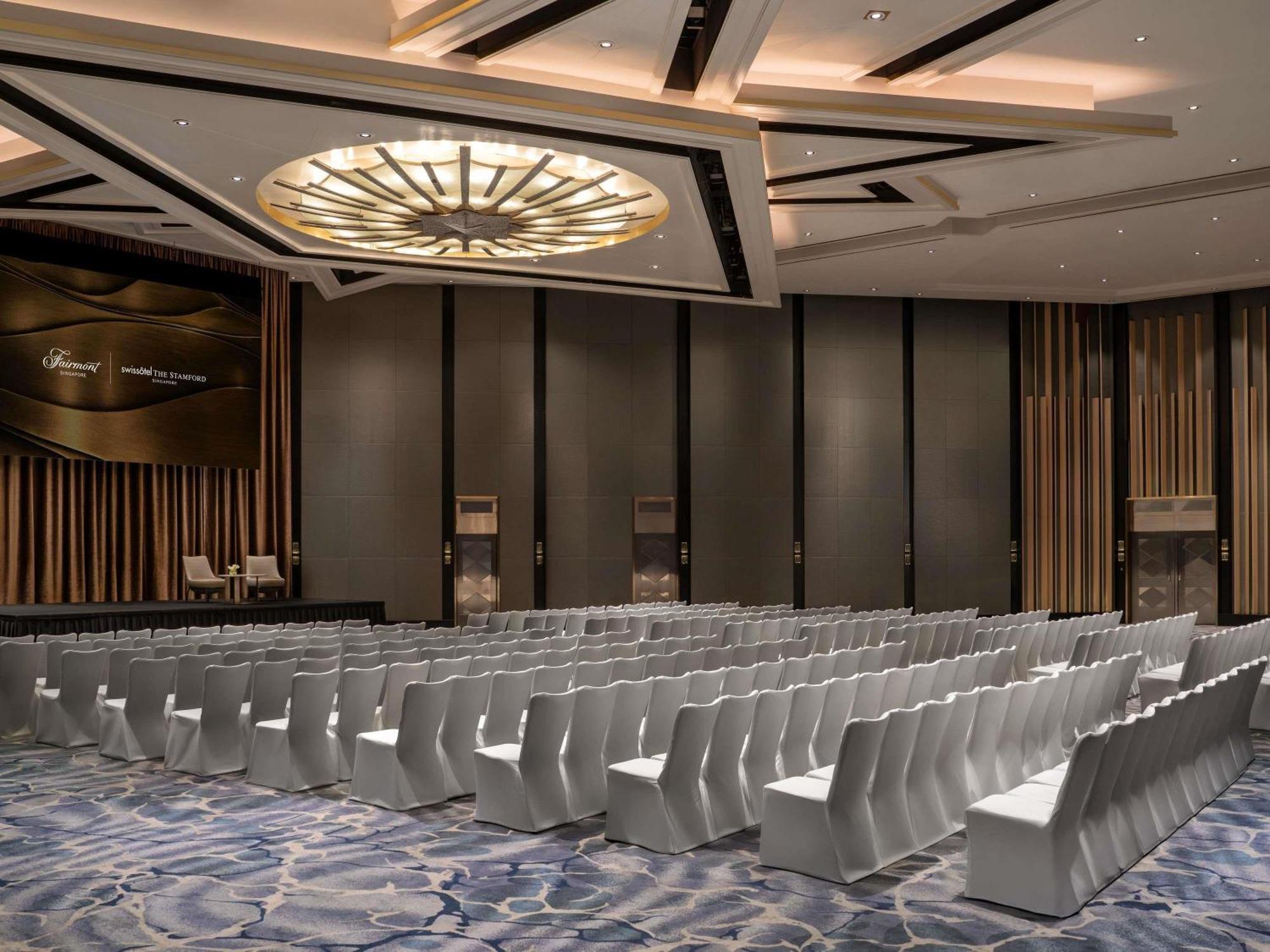 Swissotel The Stamford Hotel 5*