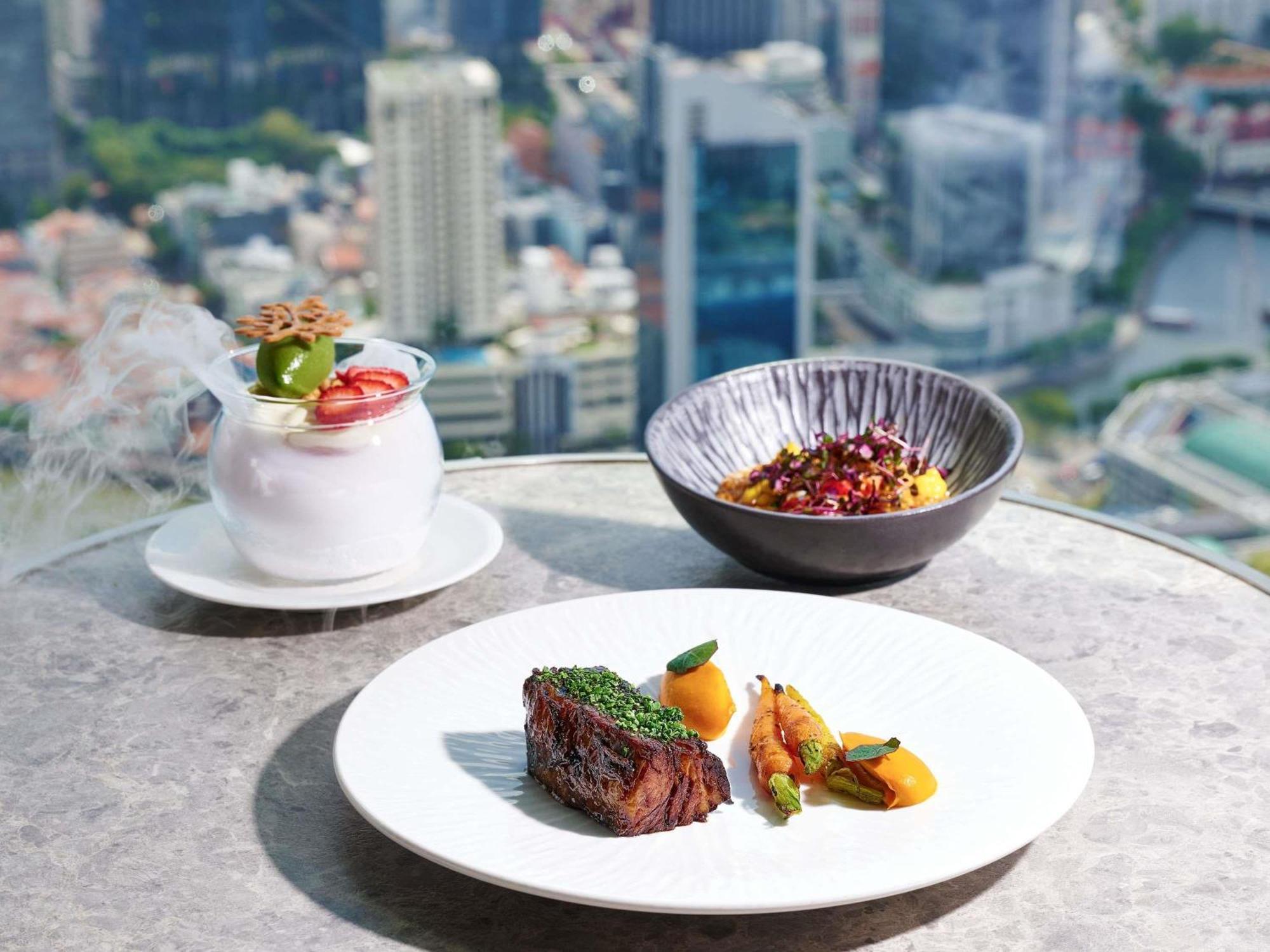 Swissotel The Stamford Hotel 5*